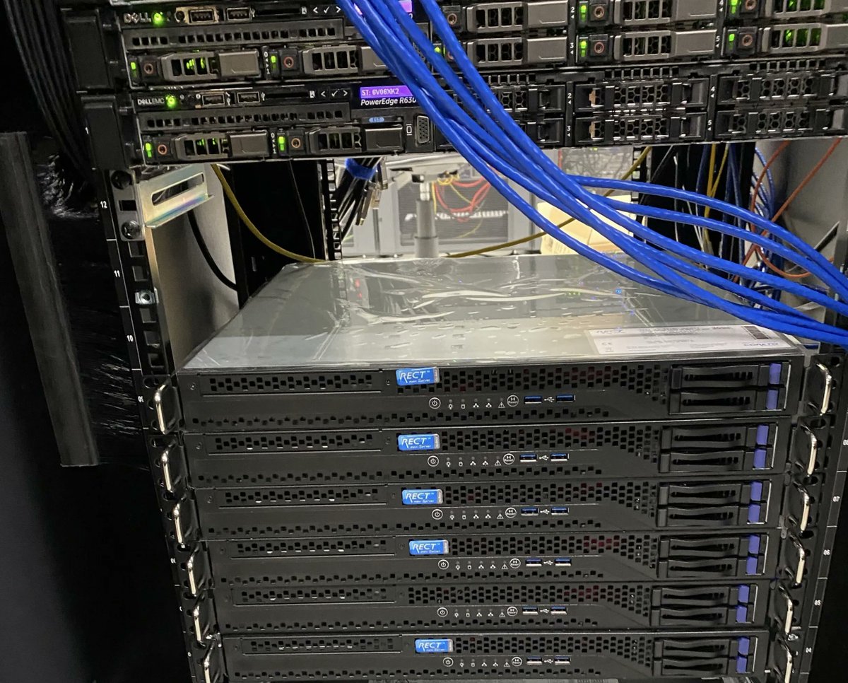 ColdHostingSL's tweet image. 🚨 ¡Nuevos refuerzos en ColdHosting! 🇪🇸

Ya están en Barcelona nuestros nuevos servidores dedicados:

🖥️ Ryzen 9 7950X3D y Ryzen 7 7700X
🚀 Conectividad 10 Gbps
⚙️ En preparación... ¡pronto disponibles en la web!

📸👇

#Hosting #baremetal #Barcelona #Ryzen #vps #ColdHosting