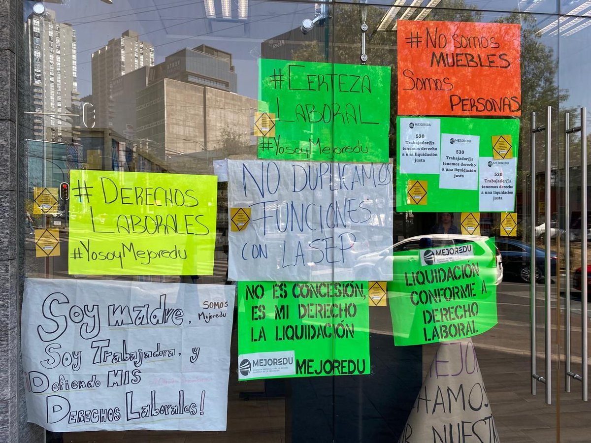 Pajaropolitico's tweet photo. 🔴 #Ahora | Trabajadores de @MejoreduMX marcharán hoy desde las oficinas centrales hasta las instalaciones de la SEP, en exigencia de certeza laboral. 

Tras la extinción de la Comisión alrededor de 500 trabajadores quedaron en la incertidumbre sobre su situación.

📹 @ere_aquino https://t.co/XS78gB2VDw