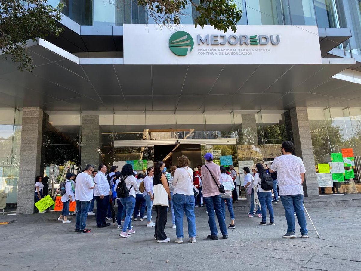 Pajaropolitico's tweet photo. 🔴 #Ahora | Trabajadores de @MejoreduMX marcharán hoy desde las oficinas centrales hasta las instalaciones de la SEP, en exigencia de certeza laboral. 

Tras la extinción de la Comisión alrededor de 500 trabajadores quedaron en la incertidumbre sobre su situación.

📹 @ere_aquino https://t.co/XS78gB2VDw