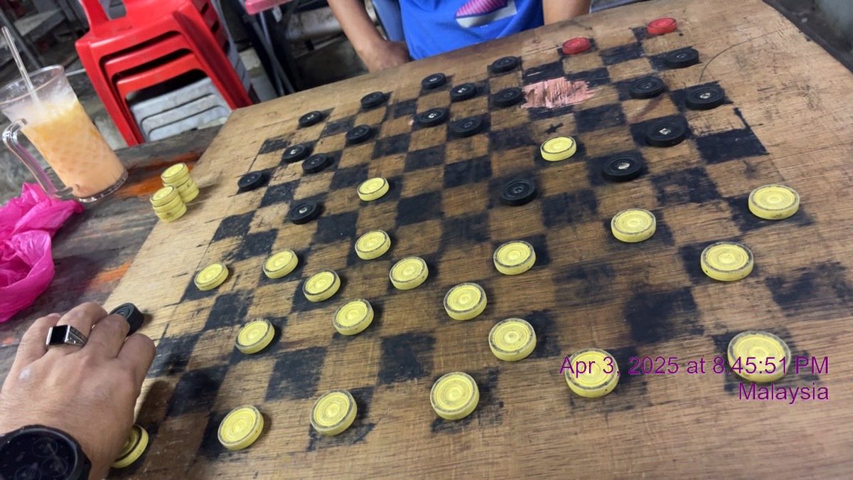 Main Dam Aji.
Dah 35 tahun tak main.
Tetiba tadi masa ziarah sahabatt diajaknya main dam yg merupakan hiburannya selepas pencen. Kami dulu sama2 wakil Kolej Kedua UTM, Kg Baru KL bersama Dato Ajis Sitin, Mantan KP Jakoa.
Dpt aje Aji, abis *dikayuh*nya sampai tak mampu naik aji,