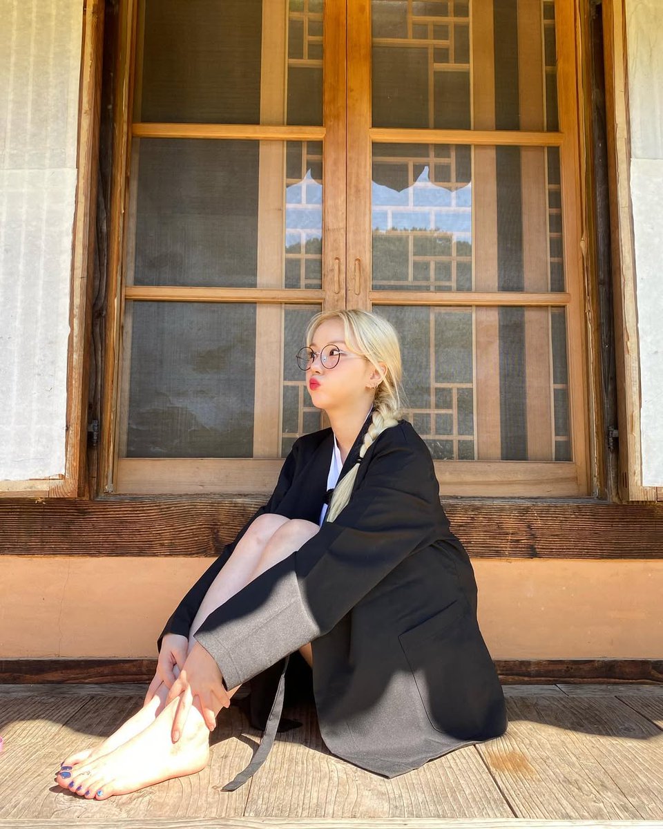feeling so pretty sitting on this wooden porch with the sun giving me the most perfect golden lighting! 🌞 i’m rocking this super cute 𝘢𝘤𝘢𝘥𝘦𝘮𝘪𝘤 𝘷𝘪𝘣𝘦 with my round glasses, a long side braid, and an outfit that’s totally giving scholar aesthetics. ✨📚