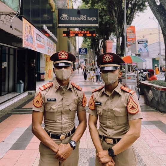 kamto_adi's tweet photo. Ada beberapa rekan X yang bertanya ttg Taruna Akademi TNI-Polri yang menggunakan seragam saat sholat Ied kemarin.

Jadi untuk Taruna Akmil, AAU, AAL dan Akpol memiliki Perduptar (Peraturan Kehidupan Taruna) yang mengatur kehidupan para Taruna sehari-hari.

Salah satunya aturan dalam rangka melaksanakan cuti, dimana  disebutkan bahwa cuti adalah dinas, sehingga WAJIB menggunakan pakaian dinas sehari-hari.

Sederhananya, jika seorang Taruna keluar rumah lebih dari 100 meter maka wajib berpakaian dinas, kecuali ke warung bakso tetangga se-RT.

Jika kalian melihat/mengetahui ada Taruna yang jalan ke mall atau tempat lain dan tidak menggunakan seragam, boleh lho dilaporkan, mereka akan mendapat hukuman disiplin dan catatan di kepribadiannya. 

Hukuman tambahan biasanya PDLT (PDL Tempur, pakai helm, ransel 25 kg dan senjata) selama 1 bulan penuh dalam kegiatan sehari-hari dan perkuliahan plus cabut pesiar.

Karena itulah, salah satu sisi positif Taruna wajib menggunakan seragam adalah agar di setiap tindak tanduk dan tingkah lakunya di lingkungan masyarakat mereka tidak berani melanggar aturan.

Bukan untuk pamer atau berlaku sombong, melainkan membatasi diri agar tidak bertindak aneh-aneh.

Foto: internet