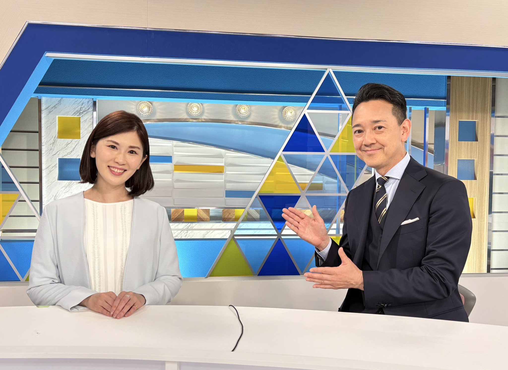 TBS キャスター　ポスター 何やらポスターと同じポーズをしている 小池アナと紗矢を発見