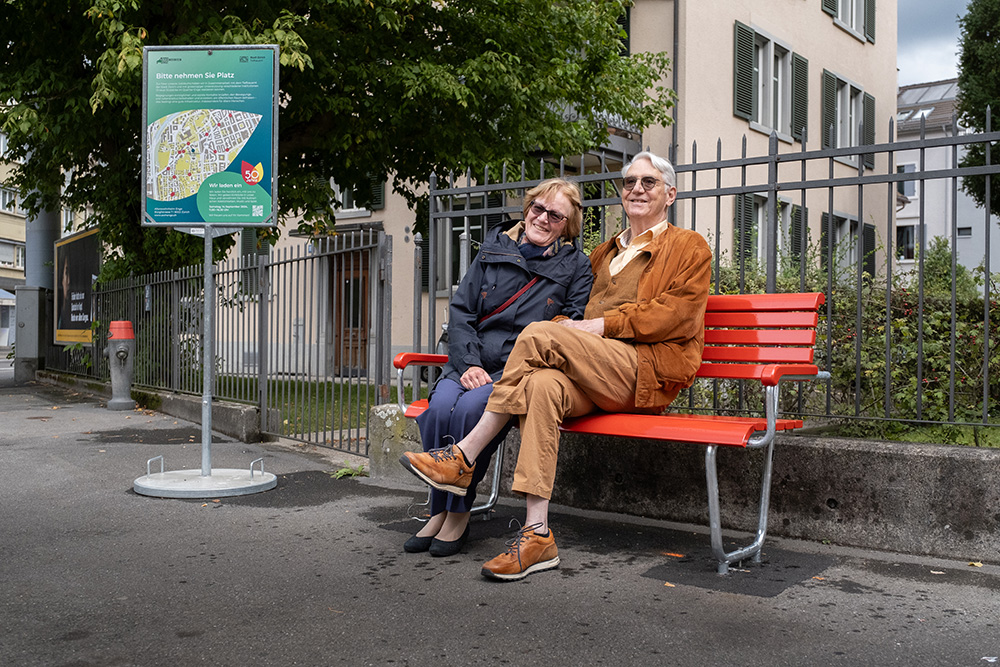 Das Alterswohnheim Bürglipark Enge hat in Zusammenarbeit mit der Stadt Zürich 13 zusätzliche Sitzbänke im Quartier Enge aufgestellt. Die Bänke kommen allen Quartierbewohnenden zugute, welche zu Fuss unterwegs auf regelmässige Ruhepausen angewiesen sind. 
age-stiftung.ch/foerderung/meh…
