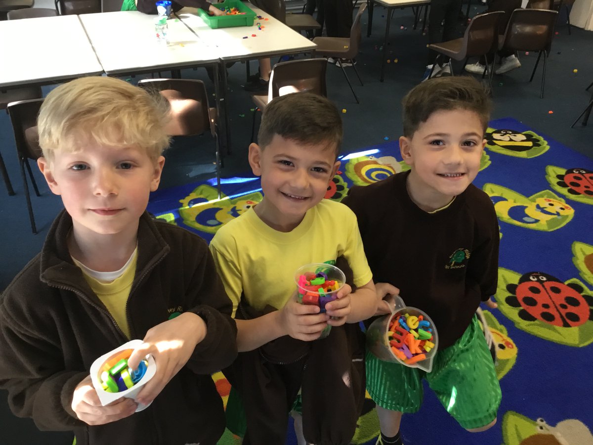 CrawleyRidge1's tweet image. Year 1 have been busy bees this week! 🐝📚 We explored capacity in maths 💧, learnt about British inventors 🧠, rewrote The True Story of the 3 Little Pigs 🐺📖, and celebrated Geography Day with a map hunt! 🗺️🏴‍☠️ Happy Easter! 🐣🌷 #Year1Fun #EasterLearning