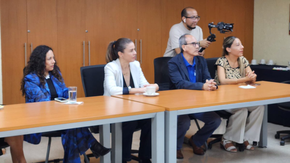 Feliz de participar como jurado en la iniciativa #OaxacaEmprende, donde los estudiantes de varias universidades públicas y privadas proponen proyectos productivos y concursan por un capital semilla. Felicidades a todos!!!!