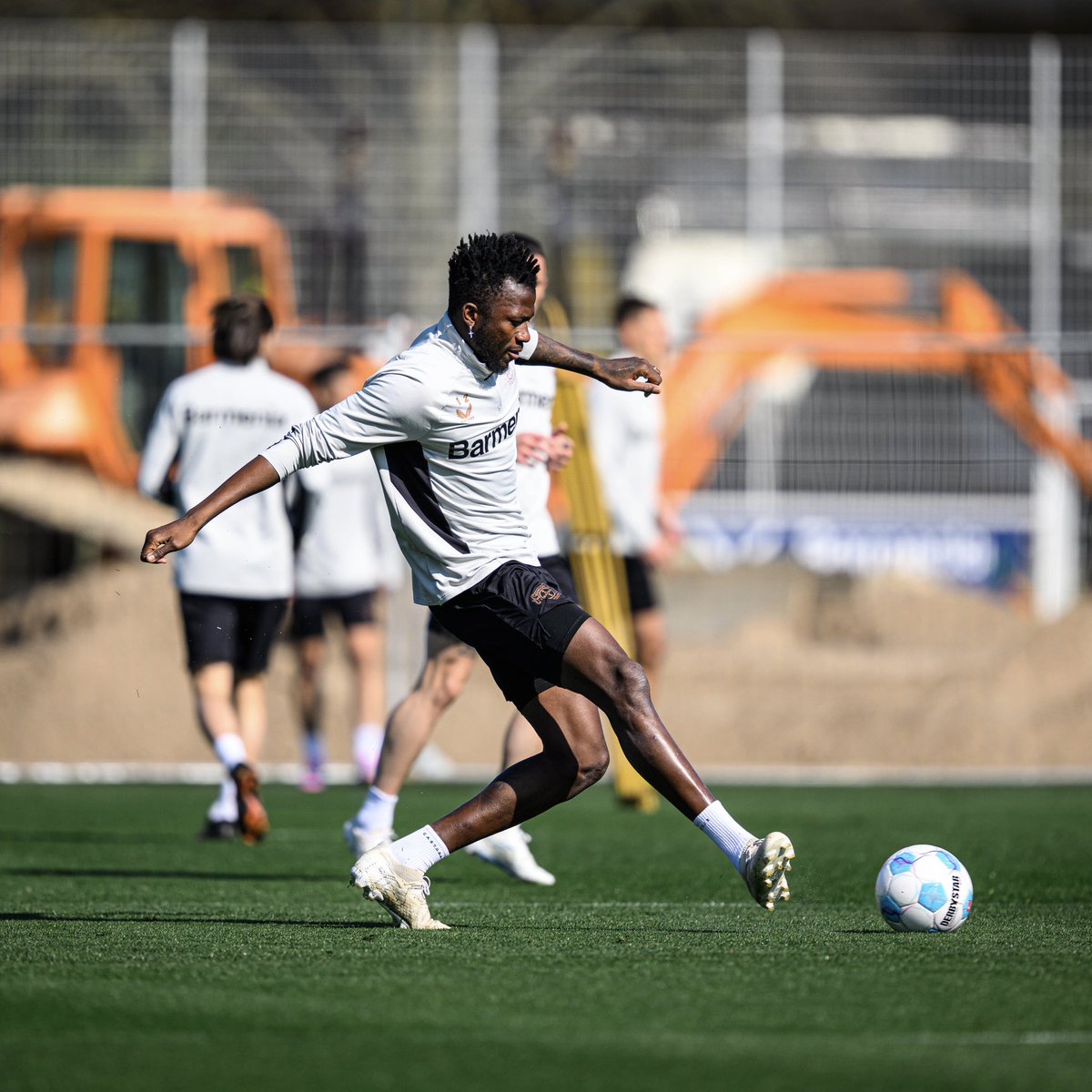 12Tapsoba's tweet image. Back with the team. Back at work! 🙏🏿 @bayer04fussball