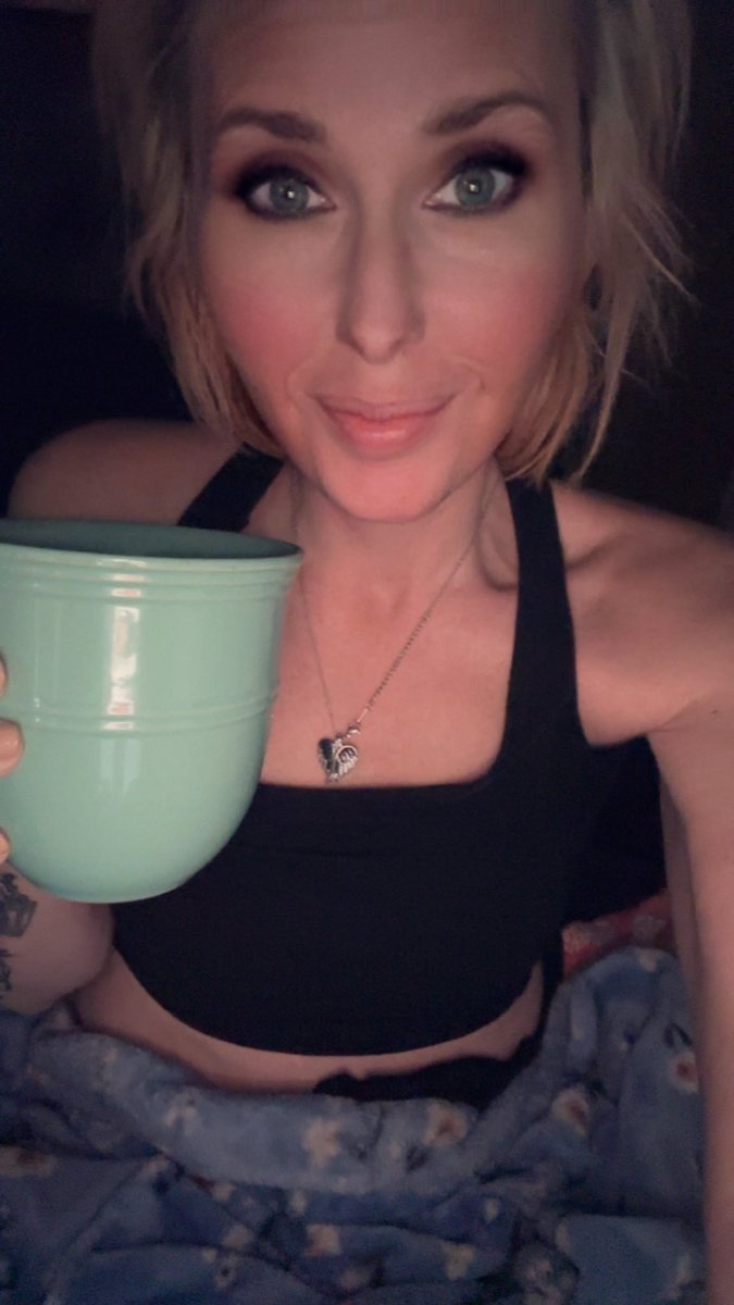 fvckerysprinkle's tweet image. Happy Friday Eve everyone!!! 
Cheers to another day!