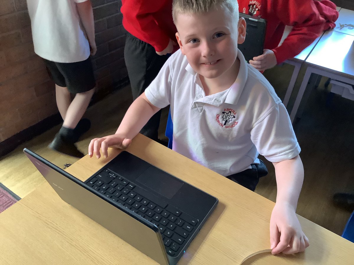 Logging on to Chromebook’s using our new passwords! We discussed password safety and logging off properly. #acpscomputing 💻