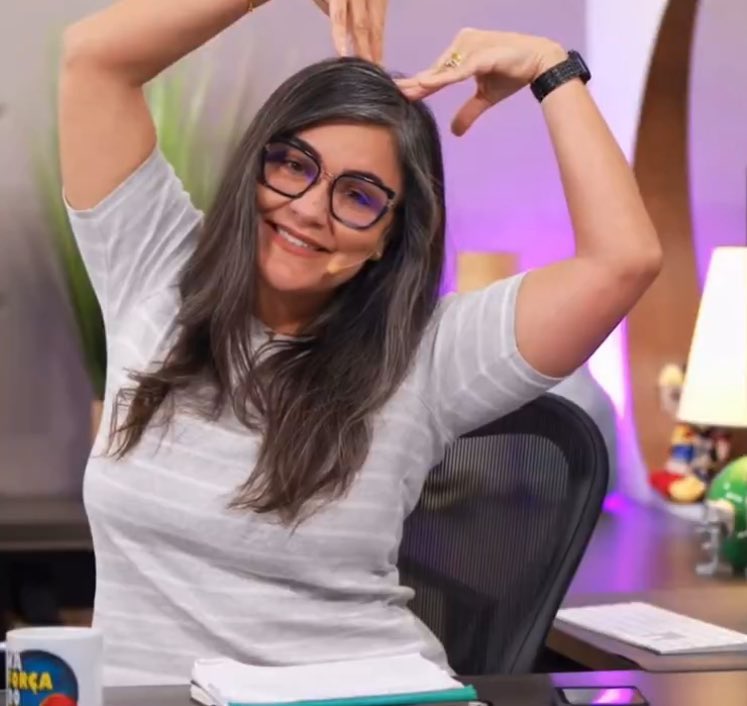 aline: tirando foto em shopping com gente suada 
eva: tomando espumante em voo exclusivo pra angra 

EVA NA ILHA DE CARAS