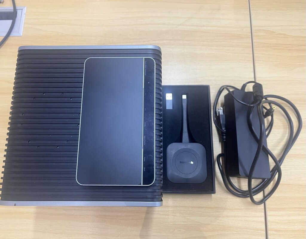 The #CZUR StarryHub professional digital imaging device combines everything imaging into one: it can be used as a portable #projector, a digital #camera, a microphone array, and speakers - all into one sleek device. 3ptechies.com/starryhub-revi… via <a href="/3ptechies/">3rd Planet Techies</a>