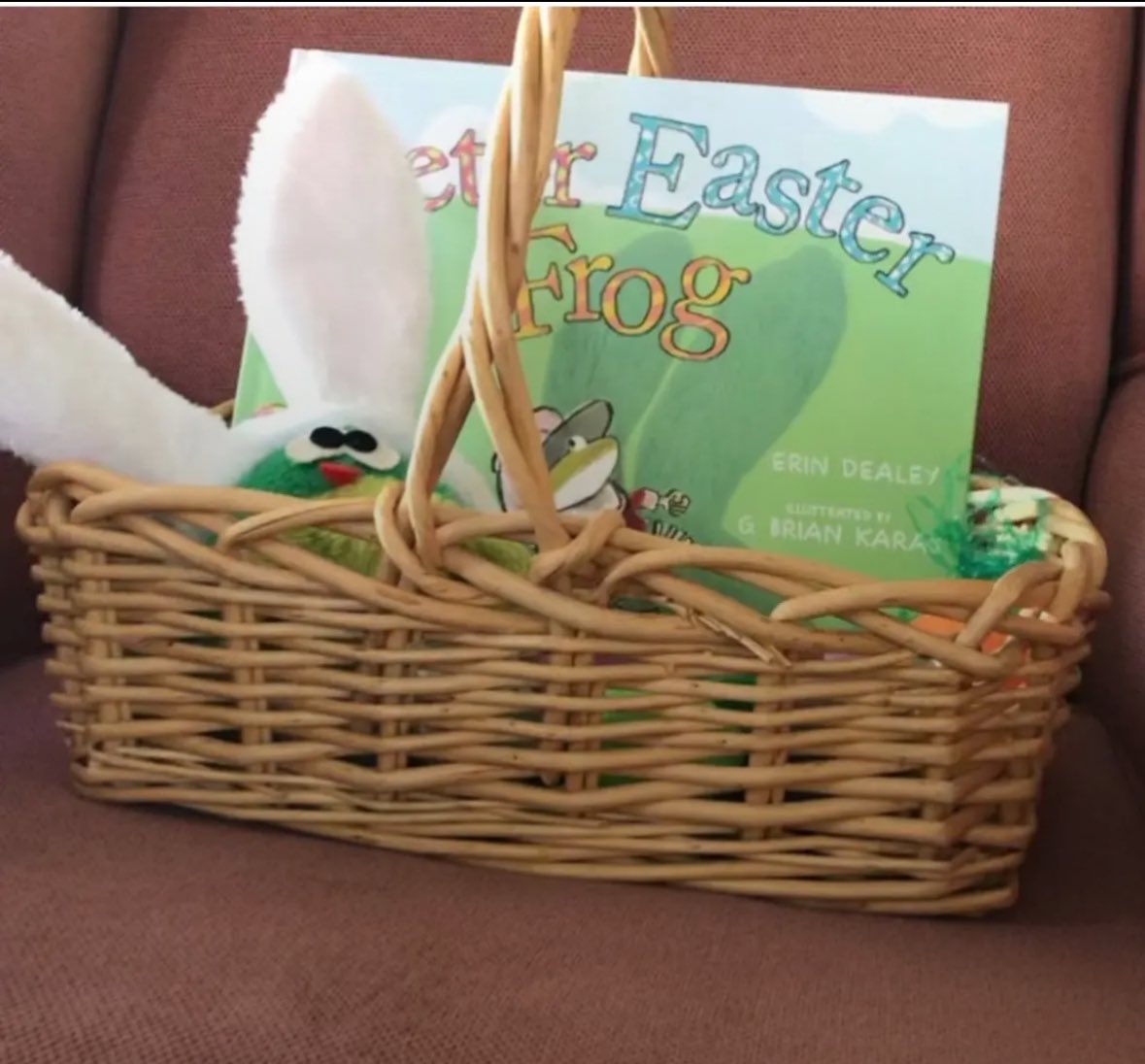 Erin Dealey ☮️ 🌎 DEAR EARTH = Happy EARTH Year! (@erindealey) on Twitter photo Hey #kidlit friends— Does your book fit in an #EasterBasket ? Take a pic & share it here! 🧵I’ll start:
PETER EASTER FROG <a href="/SimonKIDS/">Simon Kids</a> Illus. <a href="/gBrianKaras/">G Brian Karas</a> erindealey.com/books/peter-ea… <a href="/EastWestLit/">East West Literary</a> #books + #baskets = gifts that keep on giving! Hey #kidlit friends— Does your book fit in an #EasterBasket ? Take a pic & share it here! 🧵I’ll start:
PETER EASTER FROG <a href="/SimonKIDS/">Simon Kids</a> Illus. <a href="/gBrianKaras/">G Brian Karas</a> erindealey.com/books/peter-ea… <a href="/EastWestLit/">East West Literary</a> #books + #baskets = gifts that keep on giving!