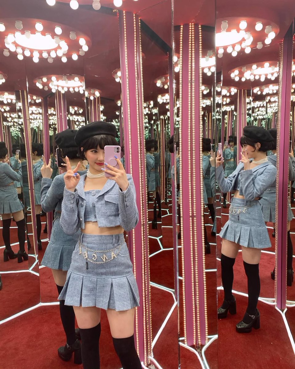 "𝘩𝘦𝘳 𝘴𝘮𝘪𝘭𝘪𝘯𝘨 𝘢𝘵 𝘮𝘦 𝘪𝘯 𝘵𝘩𝘦 𝘮𝘪𝘳𝘳𝘰𝘳." 😉 i couldn't help but smile back as i caught a glimpse of myself. there's something special about moments like these, when you pause and appreciate the reflection staring back at you. 💖