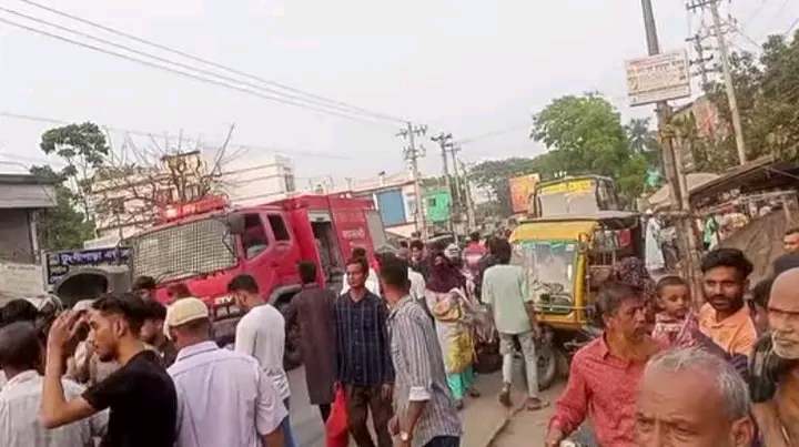 যশোরে যাত্রীবাহী বাসের ধাক্কায় একই পরিবারের ৩জন নিহত : বাসে আগুন