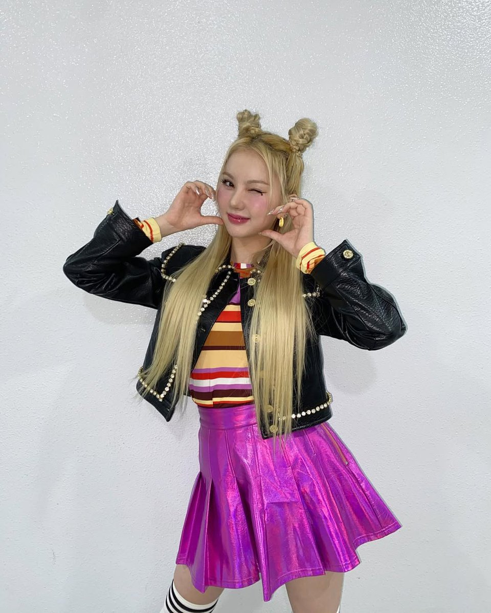 omg, such a fun 𝘺𝟤𝘬-𝘮𝘦𝘦𝘵𝘴-𝘬𝘢𝘸𝘢𝘪𝘪 fashion moment! i styled my hair in the cutest little buns that give off major space bun vibes, with long blonde strands framing my face. feeling like a total fashion icon with this playful mix of textures and colors! 💖