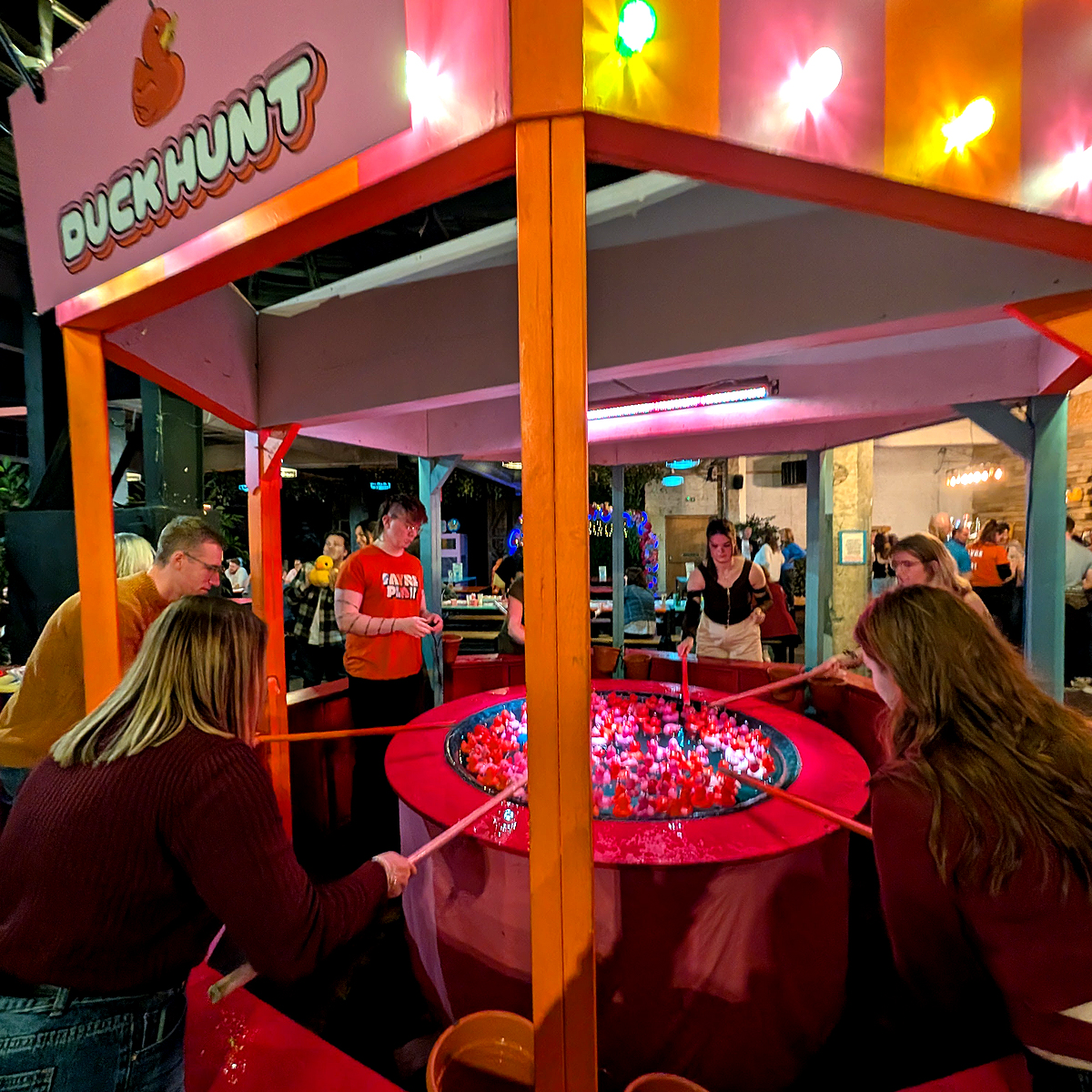 OracleBio's tweet image. Another successful quarter. Another successful team social 🥳

Here&apos;s some of our team having a blast at Fayre Play - classic fairground games, street food, cocktails, and some (𝘗𝘖𝘛𝘌𝘕𝘛𝘐𝘈𝘓𝘓𝘠 overly-competitive) bonding time 👀

For us, our regular #TeamSocials are a lot…
