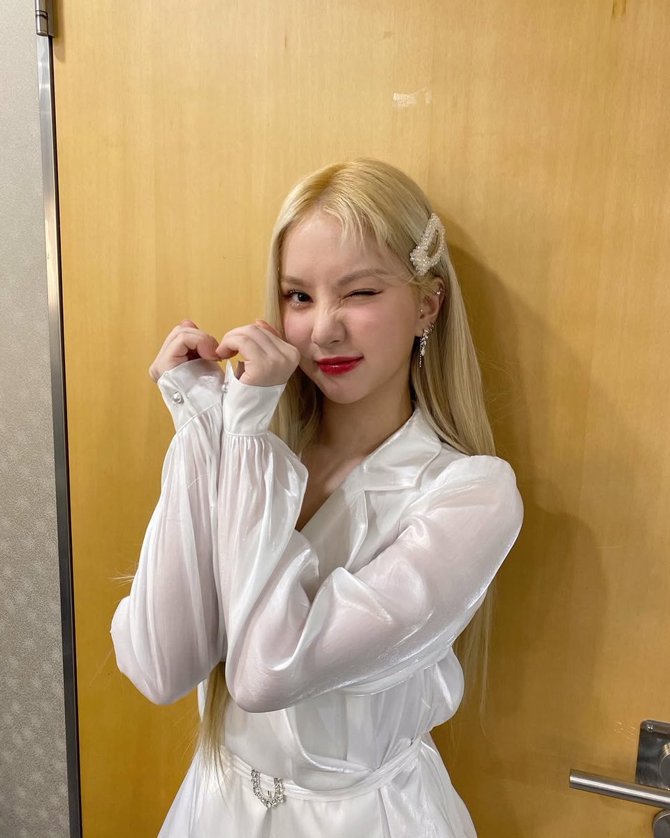 throwing it back to 2020 𝖼͟𝗁͟𝗋͟𝗂͟𝗌͟𝗍͟𝗆͟𝖺͟𝗌͟ ͟𝖽͟𝖺͟𝗒! 🎄❤️ it was such a cozy and magical time filled with warmth, good food, and lots of laughter. even though things were a bit different that year, i made sure to enjoy every little moment.