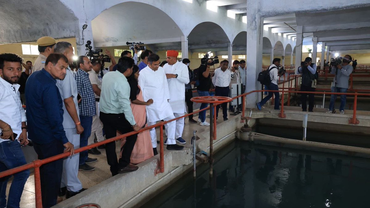 p_sahibsingh's tweet photo. आज वज़ीराबाद बैराज जाकर पानी ट्रीटमेंट प्लांट का निरीक्षण किया। संतोष हुआ कि ट्रीटमेंट के बाद शुद्ध पानी लोगों तक पहुँच रहा है। जल भंडारण क्षमता को दोगुना करने के लिए पोंडेज क्षेत्र की खुदाई का काम अगले 1-1.5 महीने में पूरा होगा, जिससे गर्मियों में जल संकट से निपटने में मदद मिलेगी।

समस्या पुरानी पाइपलाइनों में है, जिनकी वजह से घरों तक पानी पहुँचने में दिक्कत हो रही है। इन पाइपलाइनों को बदलने का काम जल्द शुरू किया जाएगा, ताकि हर घर तक साफ पानी बिना किसी रुकावट के पहुँचे।

हम दिल्ली के 37 बड़े सीवेज ट्रीटमेंट प्लांट (STP) की निगरानी के लिए IT डैशबोर्ड विकसित कर रहे हैं, ताकि यह सुनिश्चित हो कि संपूर्ण सीवेज प्रभावी रूप से ट्रीट हो और यमुना में गंदगी न जाए।