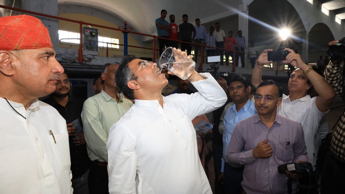 p_sahibsingh's tweet photo. आज वज़ीराबाद बैराज जाकर पानी ट्रीटमेंट प्लांट का निरीक्षण किया। संतोष हुआ कि ट्रीटमेंट के बाद शुद्ध पानी लोगों तक पहुँच रहा है। जल भंडारण क्षमता को दोगुना करने के लिए पोंडेज क्षेत्र की खुदाई का काम अगले 1-1.5 महीने में पूरा होगा, जिससे गर्मियों में जल संकट से निपटने में मदद मिलेगी।

समस्या पुरानी पाइपलाइनों में है, जिनकी वजह से घरों तक पानी पहुँचने में दिक्कत हो रही है। इन पाइपलाइनों को बदलने का काम जल्द शुरू किया जाएगा, ताकि हर घर तक साफ पानी बिना किसी रुकावट के पहुँचे।

हम दिल्ली के 37 बड़े सीवेज ट्रीटमेंट प्लांट (STP) की निगरानी के लिए IT डैशबोर्ड विकसित कर रहे हैं, ताकि यह सुनिश्चित हो कि संपूर्ण सीवेज प्रभावी रूप से ट्रीट हो और यमुना में गंदगी न जाए।