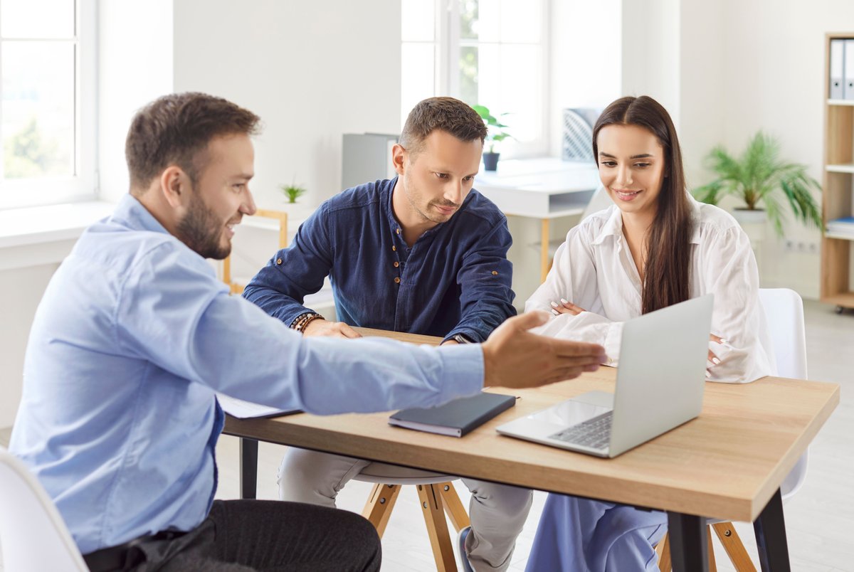 Speciaal voor eigenaren van #monumenten en panden binnen het beschermd dorpsgezicht bieden we samen met het #Duurzaam Bouwloket een gratis #adviesgesprek aan over #verduurzaming. De laatste adviesgesprekken vinden plaats op 10 april. ➡️ bunschoten.nl/hulp-bij-verdu…