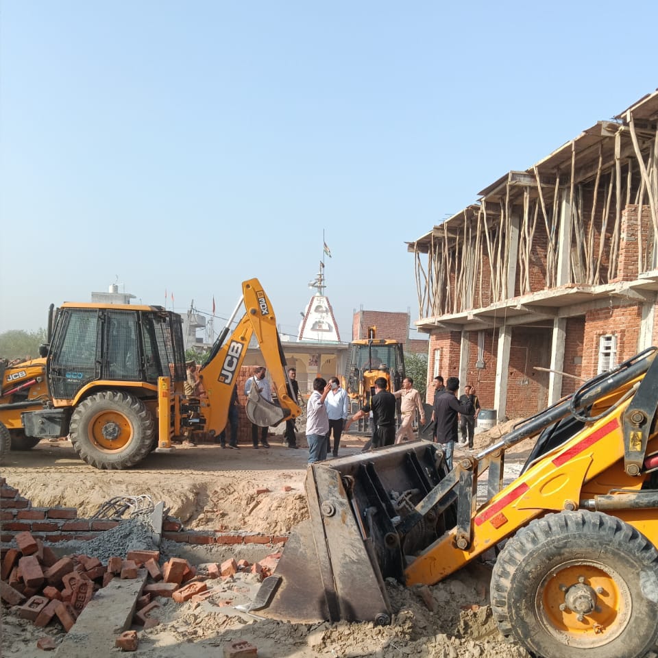 OfficialGNIDA's tweet photo. सीईओ एनजी रवि कुमार ने अतिक्रमण करने वालों के खिलाफ कड़ी कार्रवाई करने के निर्देश दिए हैं। इस क्रम में आज, 3-4-25 को #GNIDA ने परिक्षेत्र के ग्राम अच्छेजा में लगभग 4000 वर्ग मीटर में अवैध निर्माण का ध्वस्तीकरण कर अतिक्रमण मुक्त किया। इसकी अनुमानित कीमत लगभग ₹8 करोड़ आंकी गई है। https://t.co/aFPLozjDLm