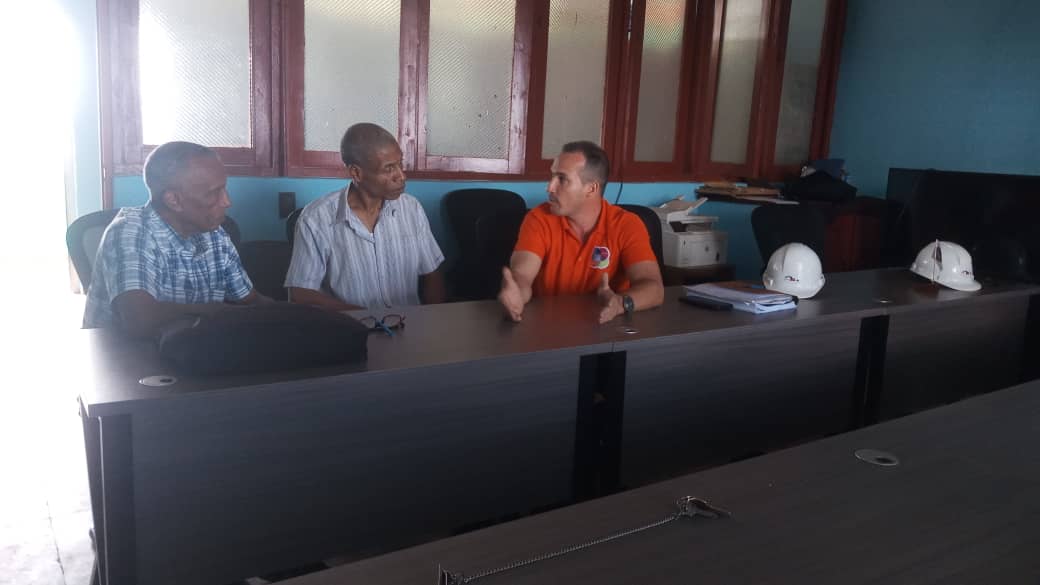 Jefe Dpto de Minas de <a href="/UniversidadMoa/">Universidad de Moa Dr. Antonio Núñez Jiménez</a> en reunión con el Ing. Michel Ávila subdirector de Minas de <a href="/MoaNickel1994/">Moa Nickel SA Pedro Sotto Alba</a> chequea la inserción de estudiantes como parte de la estrategia de formación continua de profesionales del <a href="/EnergiaMinasCub/">Ministerio de Energía y Minas de Cuba 🇨🇺</a>
<a href="/yurisley_valdes/">Yurisley Valdes Mariño</a> <a href="/JuanRuizQuinta1/">Juan Ruiz Quintana</a> <a href="/AAB_Cuba/">Alicia Alonso Becerra</a>