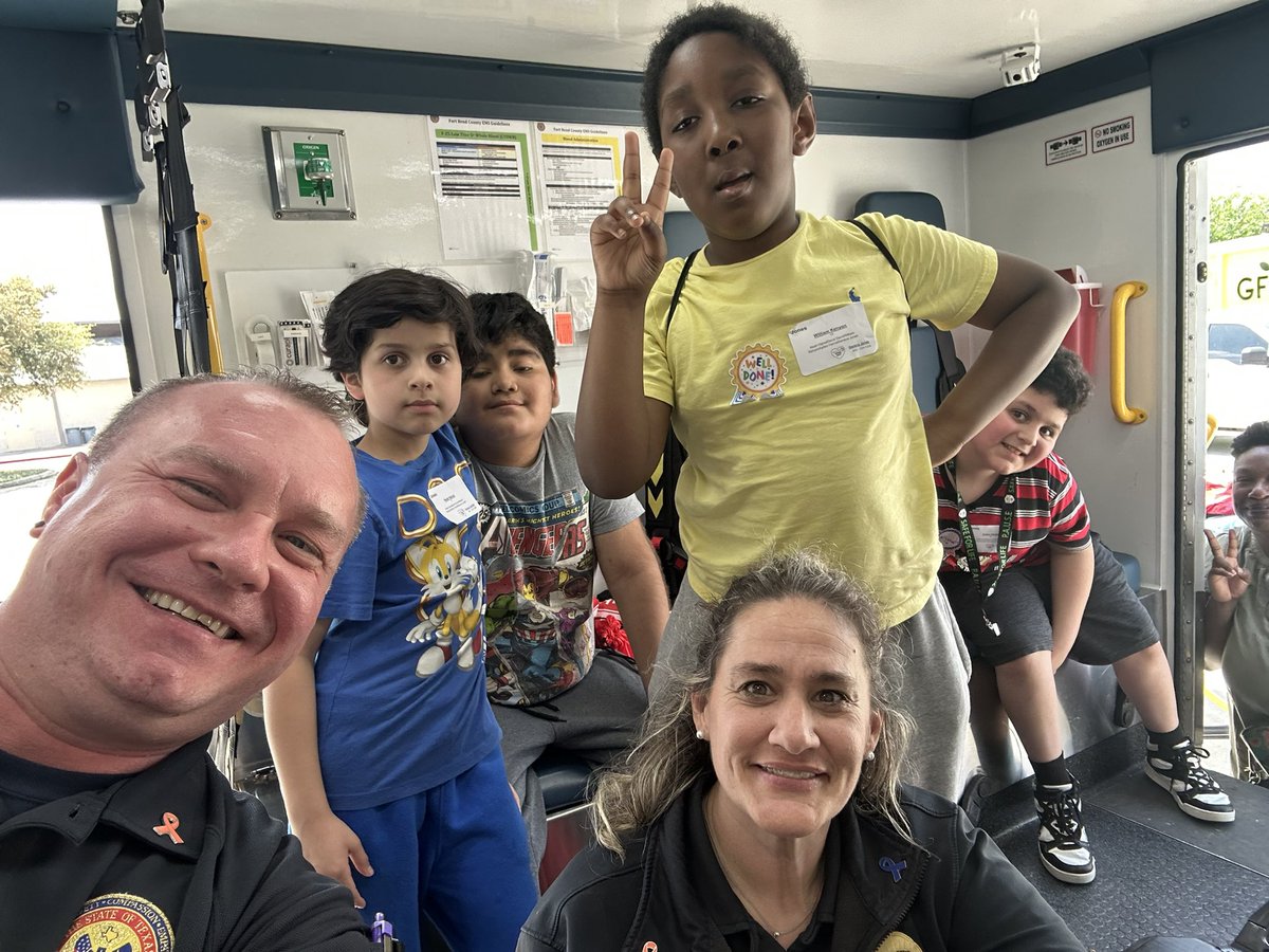 mpv603's tweet image. FTO Logan & Paramedic Wasicek attended the Hope for Three Family Fun Fest this weekend at River Pointe Church. Looks like a great time was had by all. 🚑📷: R. Wasicek
