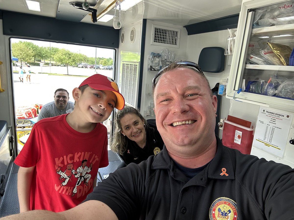 mpv603's tweet image. FTO Logan & Paramedic Wasicek attended the Hope for Three Family Fun Fest this weekend at River Pointe Church. Looks like a great time was had by all. 🚑📷: R. Wasicek