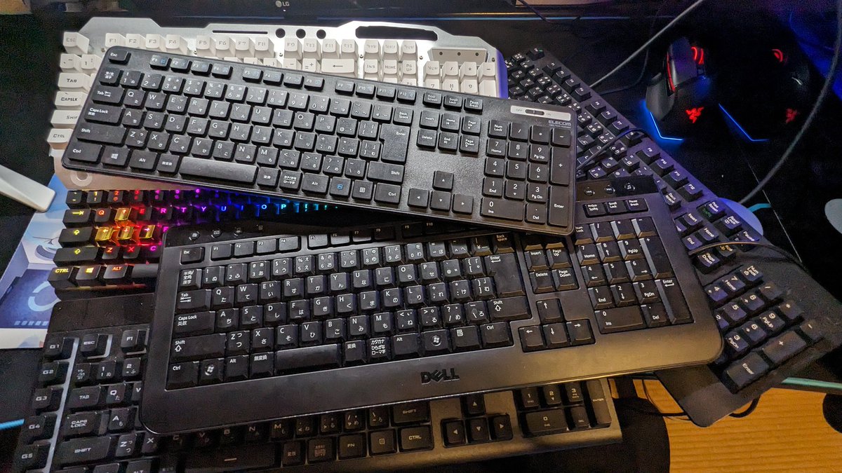 そろそろ家のキーボードの数えぐいな... 
これでもまた新しく2個くらい買おうと思ってるw