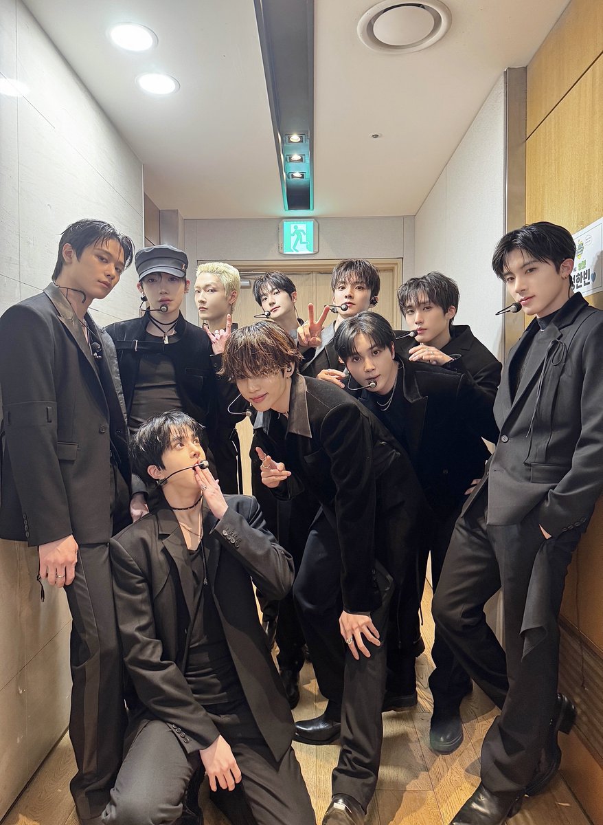 [📸] 더보이즈 엠카운트다운 &amp; 팬사인회 완료🎶 손꼽아 기다린 Rock and Roll 무대 어땠나요?🤘🏻 뜻깊은 날인 더비 생일에 함께 소중한 추억을 만들 수 있어서 너무 감사한 하루였습니다🖤 생일 축하해요 더비🎂

#THEBOYZ #더보이즈
#Unexpected #RockandRoll