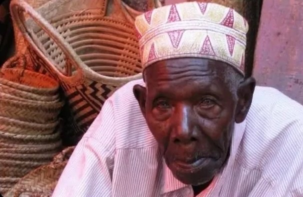 mumenathegreat's tweet photo. Mzee alipeleka simu yake kwa fundi ikatengenezwe, Fundi akamwambia Mzee mbona simu yako hii sio mbovu kabisa, Mzee akamuuliza Fundi kama sio mbovu kwa nini sasa watoto wangu Hawanipigii? https://t.co/WzsvxRC6lE