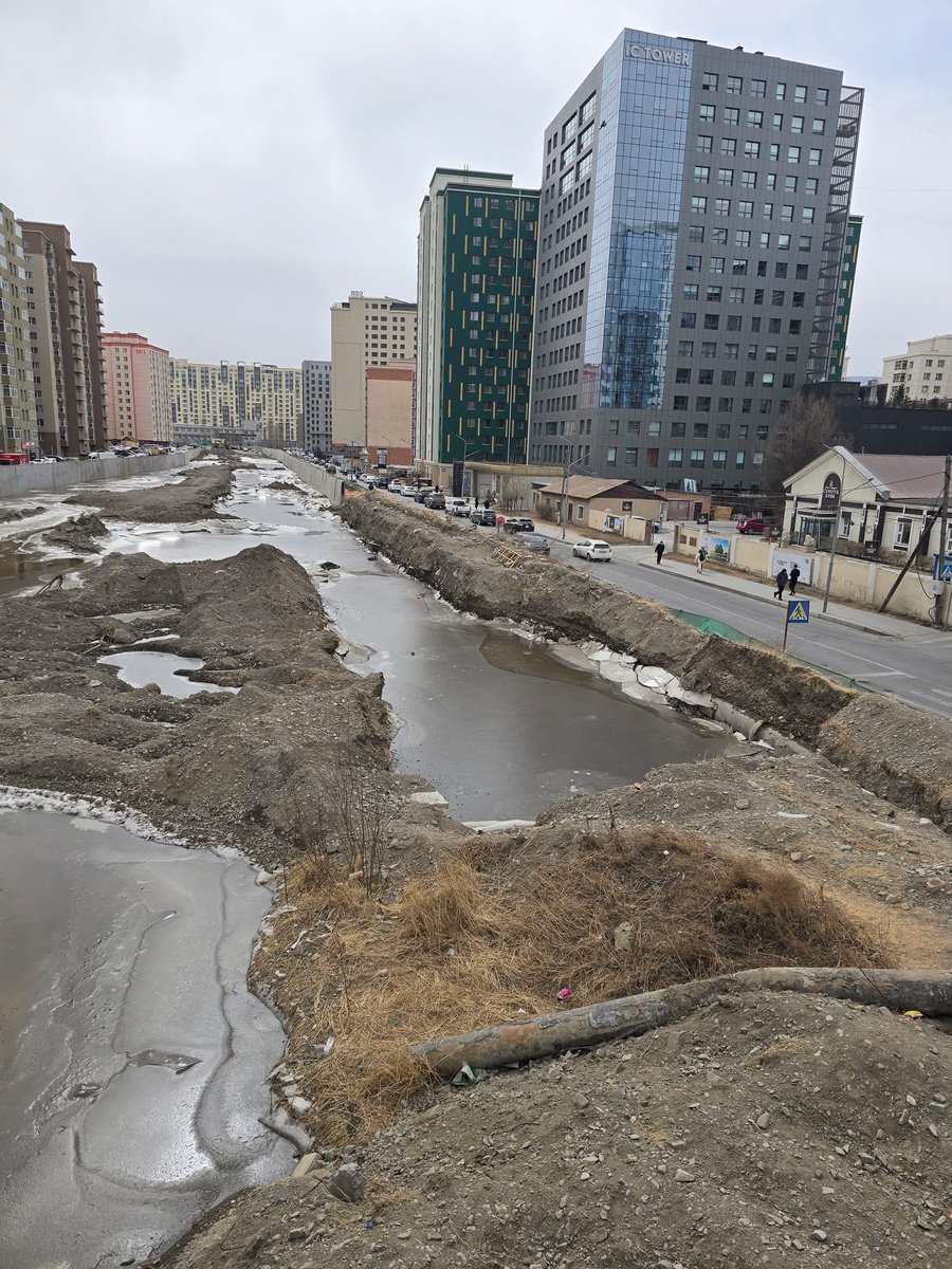 Daariyanaa's tweet image. Нэг ч төгс хийсэн юм байхгүй хотын энд тэнд очоод  нэг л камерын өмнө цаас дэлгэж бэлдсэн жүжгээ ярьж попорч, яг үнэндээ хотыг үнэн сэглэж самарч хаяж байна доо тэр @KhNyambaatar дарга