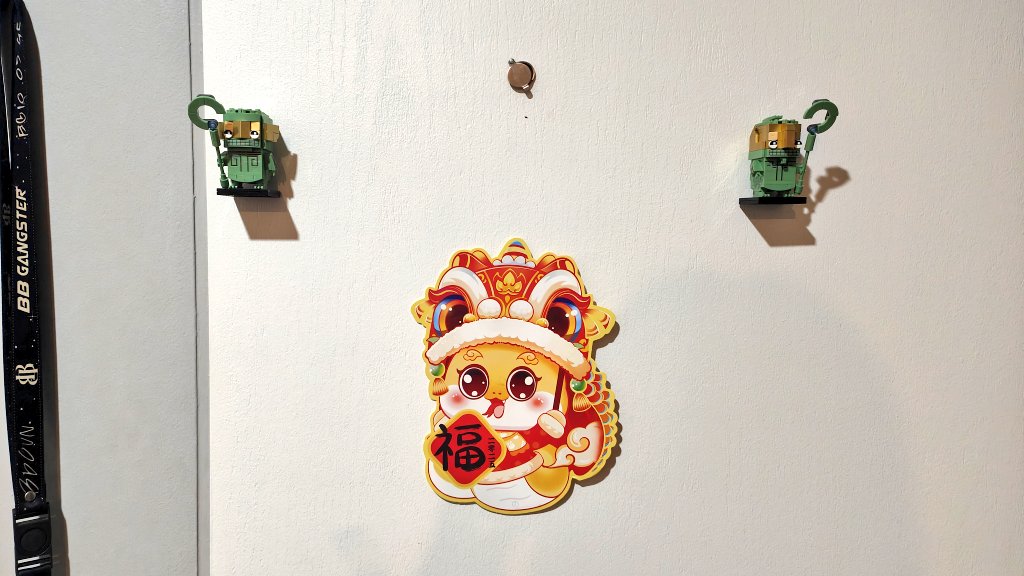 Two cute barrier beasts, a birthday gift from a friend, finally attached to the door!!! All big moves can withstand 3 seconds~