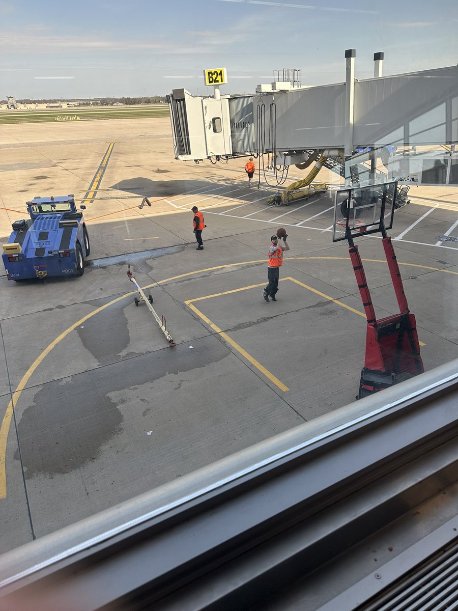 <a href="/WorldWideWob/">Rob Perez</a> Indianapolis International Airport