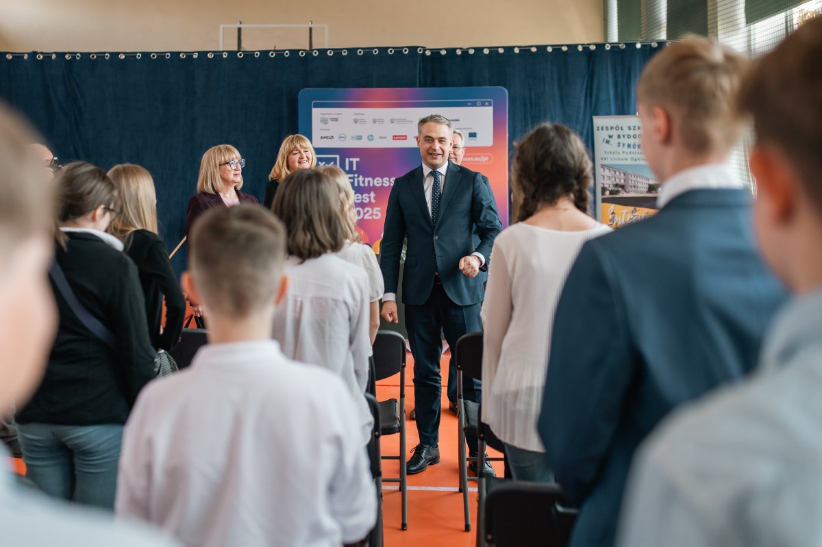 CyfrowaPolska's tweet photo. #ITFitnessTest w Bydgoszczy zainaugurował dziś @KGawkowski. Wicepremier i minister cyfryzacji odwiedził Zespół Szkół nr 19, gdzie uczniowie szóstej klasy szkoły podstawowej przystąpiły do sprawdzianu.
Nie zabrakło władz miasta i regionu. Wiceprezydent Bydgoszczy Iwona Waszkiewicz oraz prezes Cyfrowej Polski @MichaKanownik podpisali porozumienie, na mocy którego uczniowie ze szkół podstawowych i ponadpodstawowych w #Bydgoszcz przystąpią do IT Fitness Testu!
ℹ️ Projekt wspiera Unia Europejska (poprzez agencję @EUErasmusPlus) oraz @VisegradFund. Inicjatywie patronują @CYFRA_GOV_PL, @MEN_GOVPL, @MNiSW_GOV__PL, @MRiTGOVPL oraz @NASK_pl.
