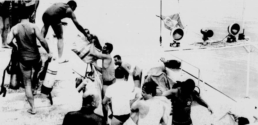 cafeccrime's tweet image. Nos dias seguintes, equipes de resgate recuperaram mais corpos do mar. O número oficial de mortos chegou a 55, mas a tragédia poderia ter sido evitada. As investigações revelaram uma série de negligências e ilegalidades cometidas pelos sócios da rede de embarcações Bateau Mouche.