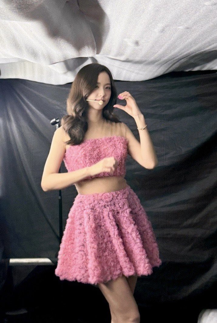 jisoospic's tweet photo. she looks like a doll https://t.co/sf5DJZfC82