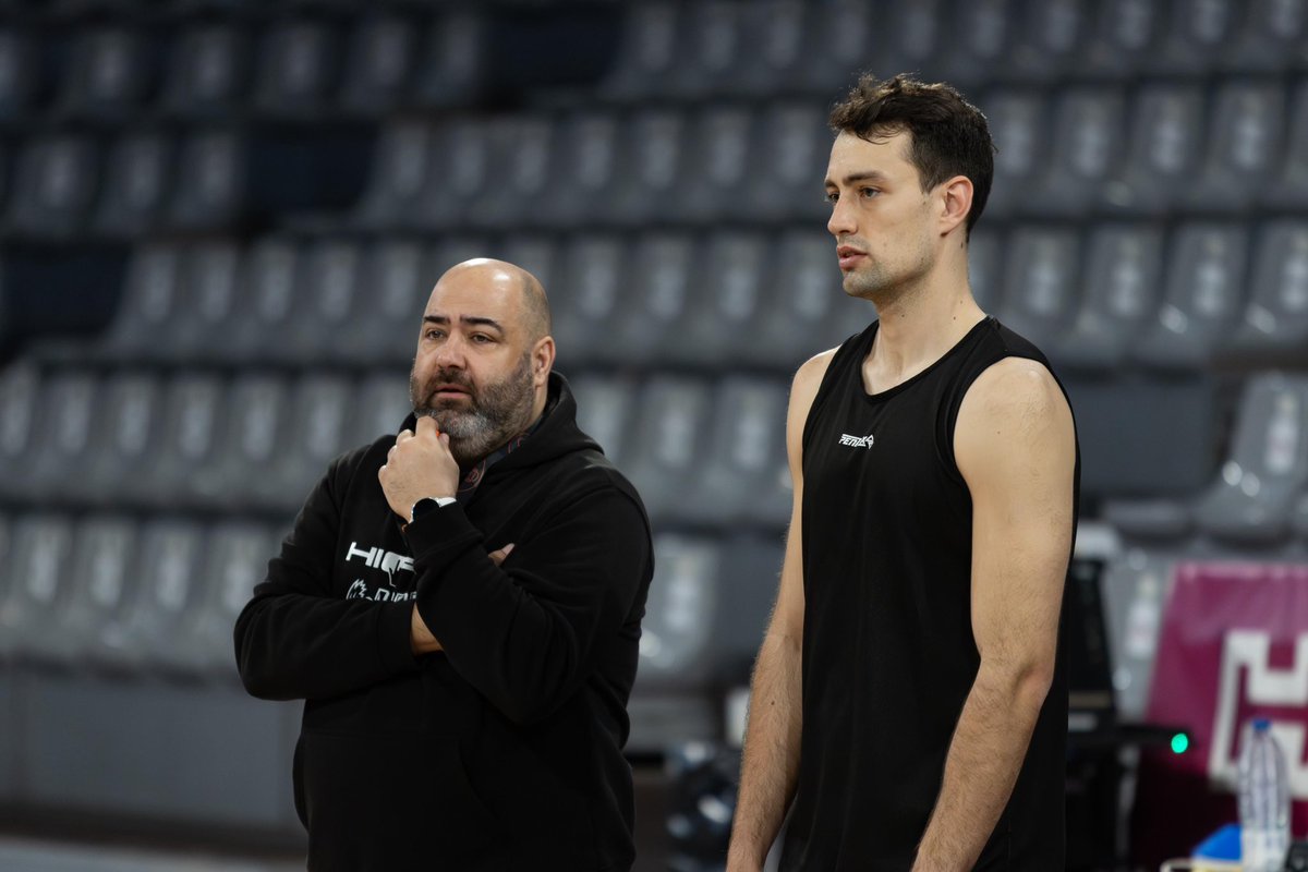 El retrobament 4️⃣ anys després.
<a href="/mikelsanz__/">Mikel</a> 🫂 <a href="/CoachJRibas/">Jordi Ribas</a> 

#TotsAUna ⚔️ #LleidaÉsACB #HioposLleida #Lleida #LigaEndesa