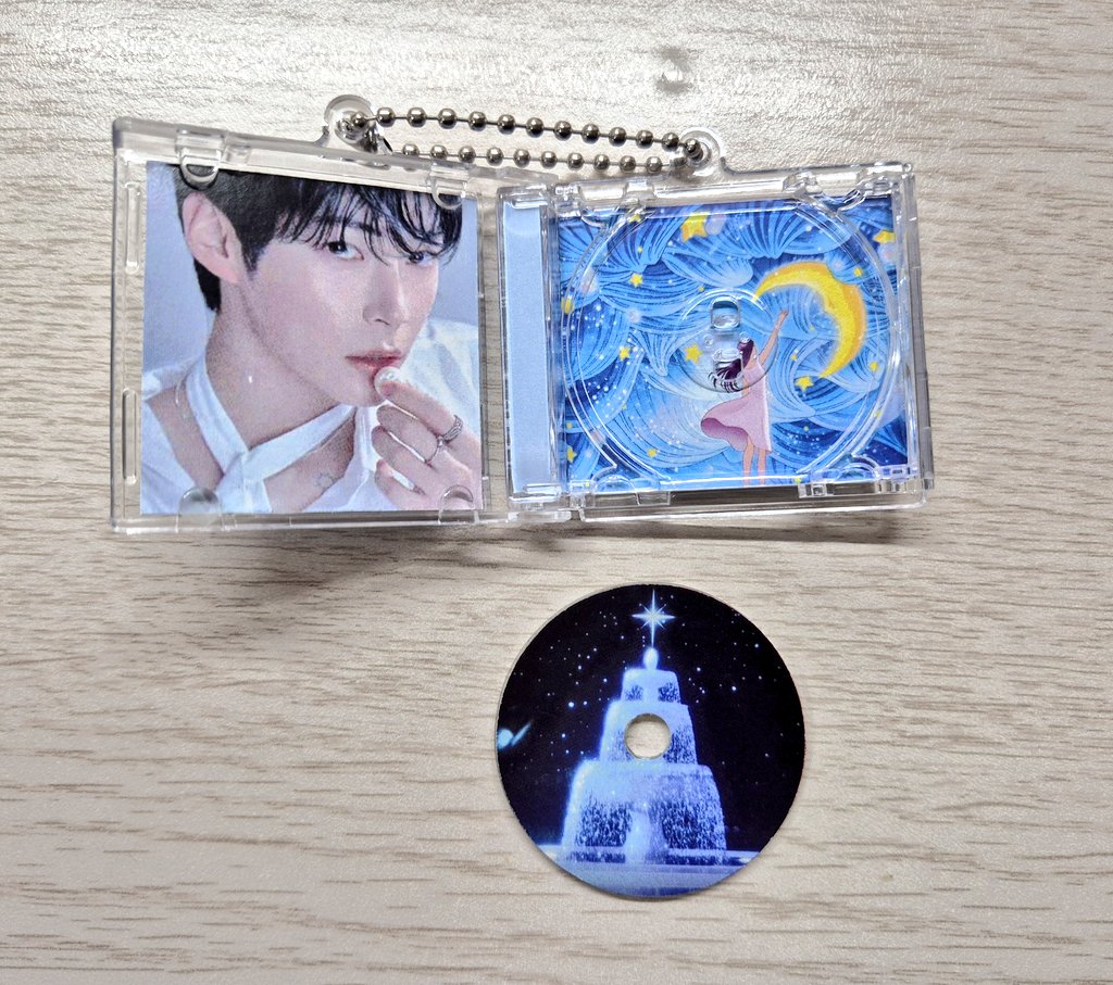 2025 제베원 팬콘 나눔(첫날)
미니 CD 키링 나눔
NFC 기능 있어서 태그하면 5집 BLUE 뮤비가 재생됩니다🩵 자체 제작인 관계로 개수가 많은 편이 아니예요ㅠㅠ

📌 맞나눔 : DM 
📌 나눔 : RT+FOLLOW (댓글로 원하는 멤버 적어주세요!)