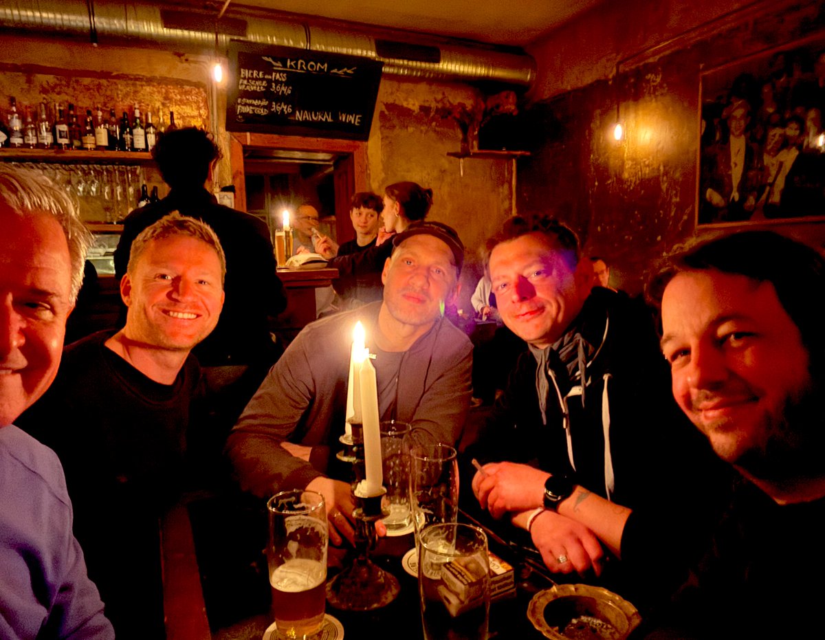 Björn Nölte (@noelte030) on Twitter photo Es gab gestern ein kleines, aber feines Ex-#twitterlehrerzimmer #twitterLZ Treffen in Berlin. Danke für die Initiative, <a href="/aen_weh/">Niels Winkelmann</a> !
<a href="/jjjmare/">Jan Marenbach</a> <a href="/thomas_linke/">Thomas Linke</a> <a href="/MartinLentzen/">Martin Lentzen</a> Hach… Es gab gestern ein kleines, aber feines Ex-#twitterlehrerzimmer #twitterLZ Treffen in Berlin. Danke für die Initiative, <a href="/aen_weh/">Niels Winkelmann</a> !
<a href="/jjjmare/">Jan Marenbach</a> <a href="/thomas_linke/">Thomas Linke</a> <a href="/MartinLentzen/">Martin Lentzen</a> Hach…