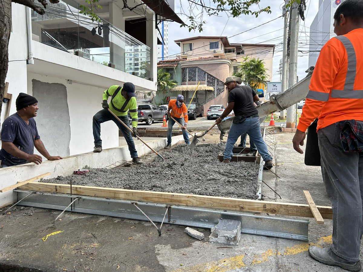 JcSanFco's tweet photo. Comenzamos el vaciado de concreto en el primer proyecto de construcción de aceras a través del programa “Adopta tu acera” en Calle 70 en cruce con la calle Manuel Quijano, pronto tendremos el primer modelo de aceras amigables con espacios para estacionamientos paralelos y rampas para personas con movimiento limitado ♿️