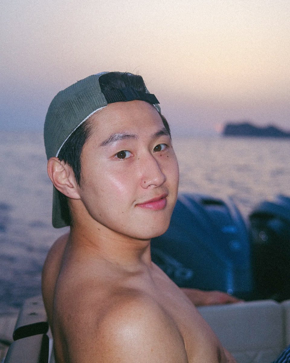 미소지을때 입가에 콕콕 박혀있는 보조개가 참 귀엽다고 생각합니다