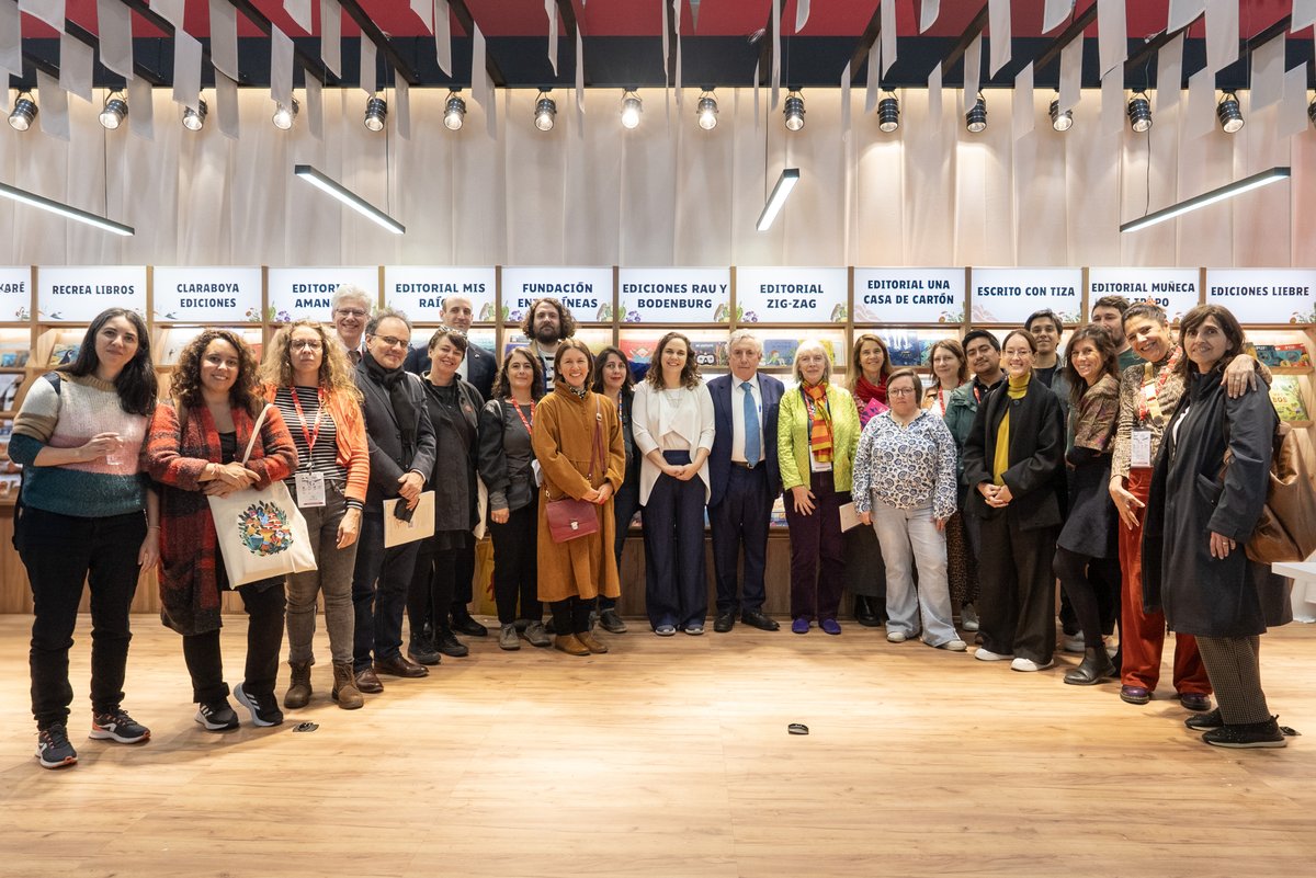 Embajada de Chile en Italia/ Ambasciata del Cile (@embajadachileit) on Twitter photo Embajador Vivaldi en encuentro con la delegación de Chile en la 62ª edición de la Feria del Libro Infantil de Bolonia.
<a href="/ProChile/">ProChile</a> <a href="/culturas_cl/">Ministerio de las Culturas</a> <a href="/diracchile/">DIRAC</a> <a href="/BoChildrensBook/">Bologna Children's Book Fair</a> Embajador Vivaldi en encuentro con la delegación de Chile en la 62ª edición de la Feria del Libro Infantil de Bolonia.
<a href="/ProChile/">ProChile</a> <a href="/culturas_cl/">Ministerio de las Culturas</a> <a href="/diracchile/">DIRAC</a> <a href="/BoChildrensBook/">Bologna Children's Book Fair</a>