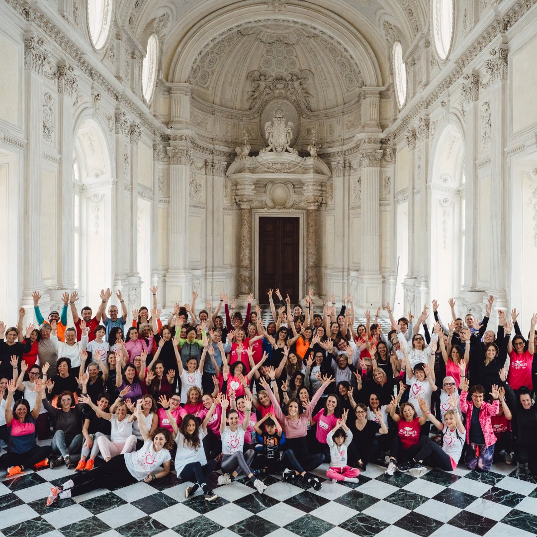 In equilibrio per la Ricerca: un’ora di benessere alla <a href="/LaVenariaReale/">Reggia di Venaria</a>! Oltre 200 persone ha caratterizzato l’appuntamento con “Pilates e Benessere”, che si è svolto ieri pomeriggio nella splendida cornice della Galleria Grande!
bit.ly/4iYAdoc
#sostienicandiolo