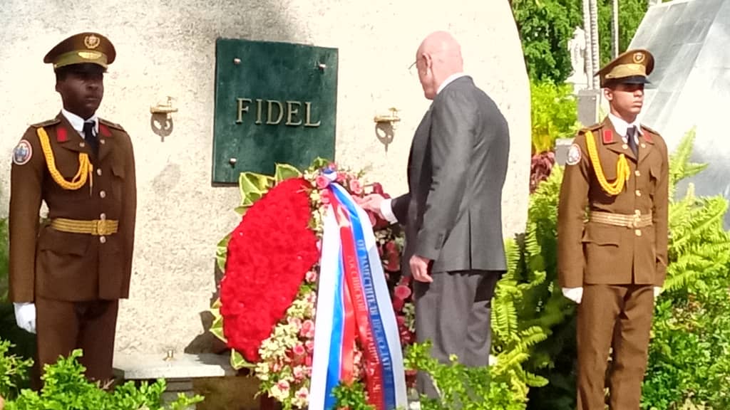Llegó a #Cuba anoche por Santiago y su 1ra actividad hoy fue rendir tributo a #Fidel. Chernyshenko es más que el viceprimer ministro de Rusia que copreside con Cabrisas la Comisión intergubernamental: es un amigo. Será una visita exitosa: #CubaNoEstáSola, Rusia tampoco.