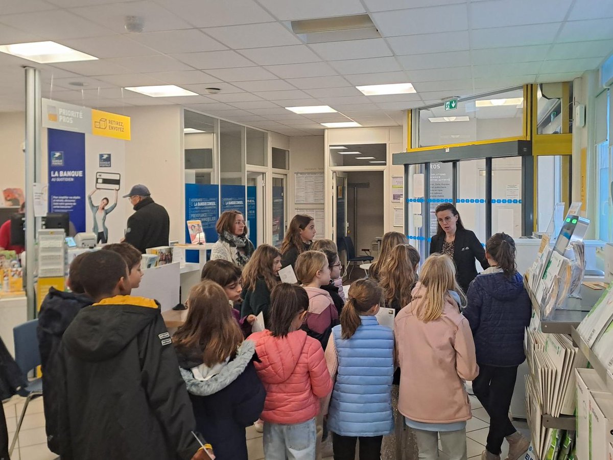 ✉️Aujourd'hui 23 élèves de CM1-CM2 sont venus au bureau de poste d'Issoudun pour découvrir le fonctionnement de La Poste et oblitérer leur courrier. 
🤝Des échanges riches, beaucoup de questions et de belles rencontres ont ponctués cette visite.
