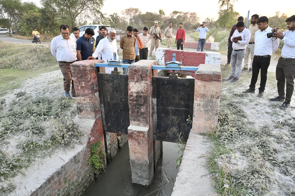 जनपद सीतापुर स्थित शारदा नहर के धीरपुर रजवाहा का औचक निरीक्षण किया।