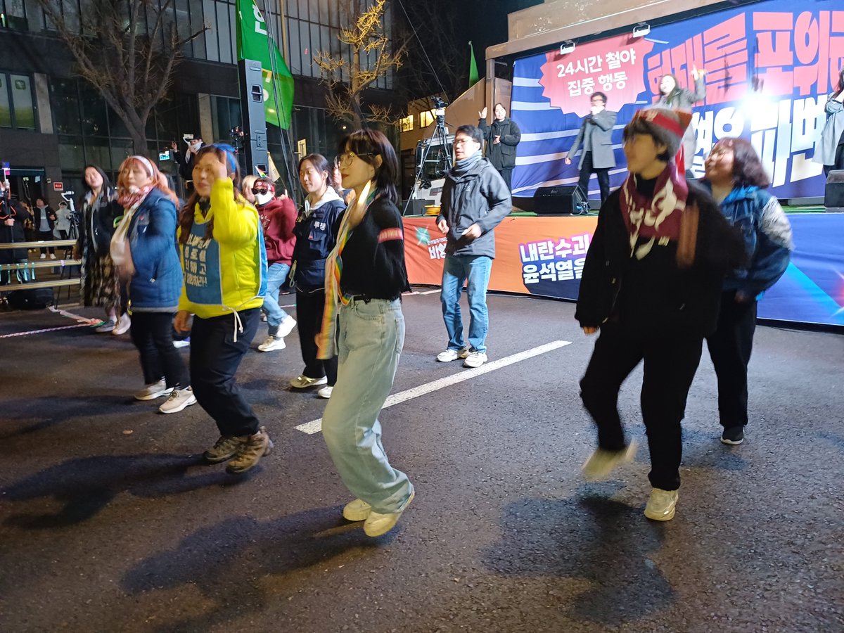 파면이어도 항쟁이다!  

기각이면 항쟁이라고 하는데, 파면이어도 항쟁이다.  억압과 착취, 혐오와 차별이 없는 세상을 위해, 노동자 민중이 자유롭고 평등한 세상에서 살기 위해. 이 마음을 간직하고 있는, 이 마음으로 살려는 수많은 노동자 민중이 새날을 열자! 투쟁은 멈추지 않는다.