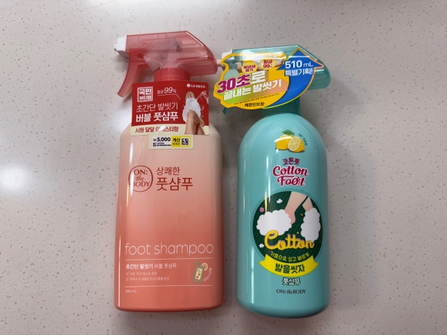 piseu2170065's tweet image. 이 기회에 관짝에 넣은 제품을 다시 한 번 보자 왼쪽은 오로지 다이소전용으로 저번에 나온 닉세탁한 발을씻자2이다. 사진 출처는 news.bizwatch.co.kr/article/consum… 구차한 엘지생건의 변명이 돋보이는 기사임