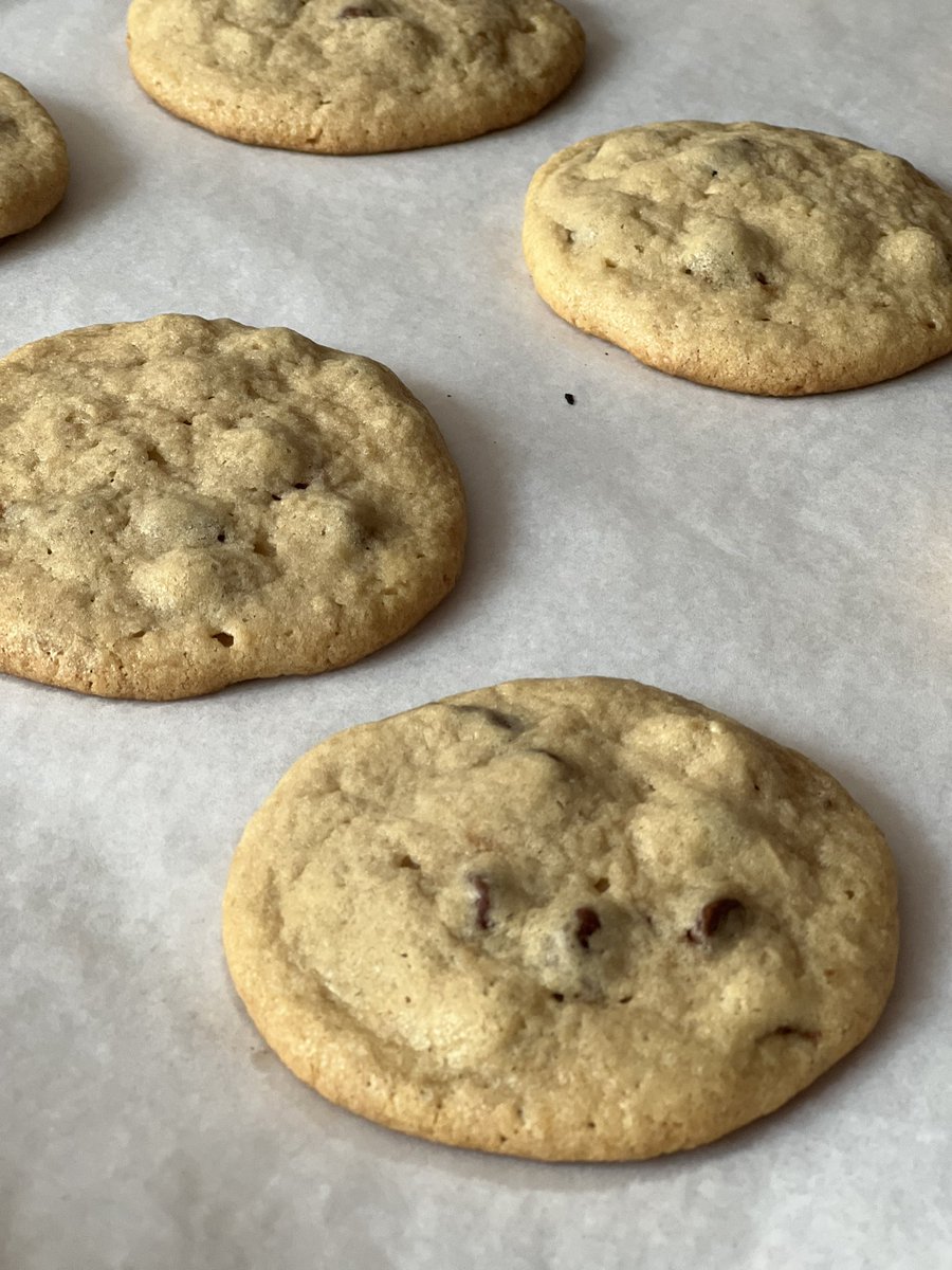 Las galletas de choco-chip fueron inventadas por la chef Ruth Wakefield en la década de los 30. Un clásico que sigue conquistando paladares! 🍪
¿Cómo las prefieres? ¿Regulares o extra chunky?